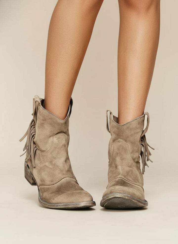 Women's stylish cowboy boots in brown with a sculpted heel and Western-inspired design