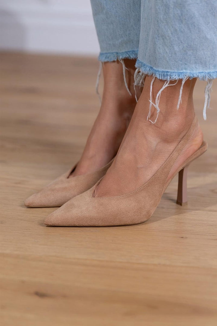 Close-up side view of the Ailani beige low heel showing its sleek sculpted silhouette