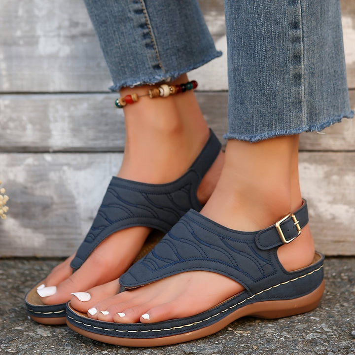 Annette orthopedic sandal in deep blue, close-up of toe clip and strap detail