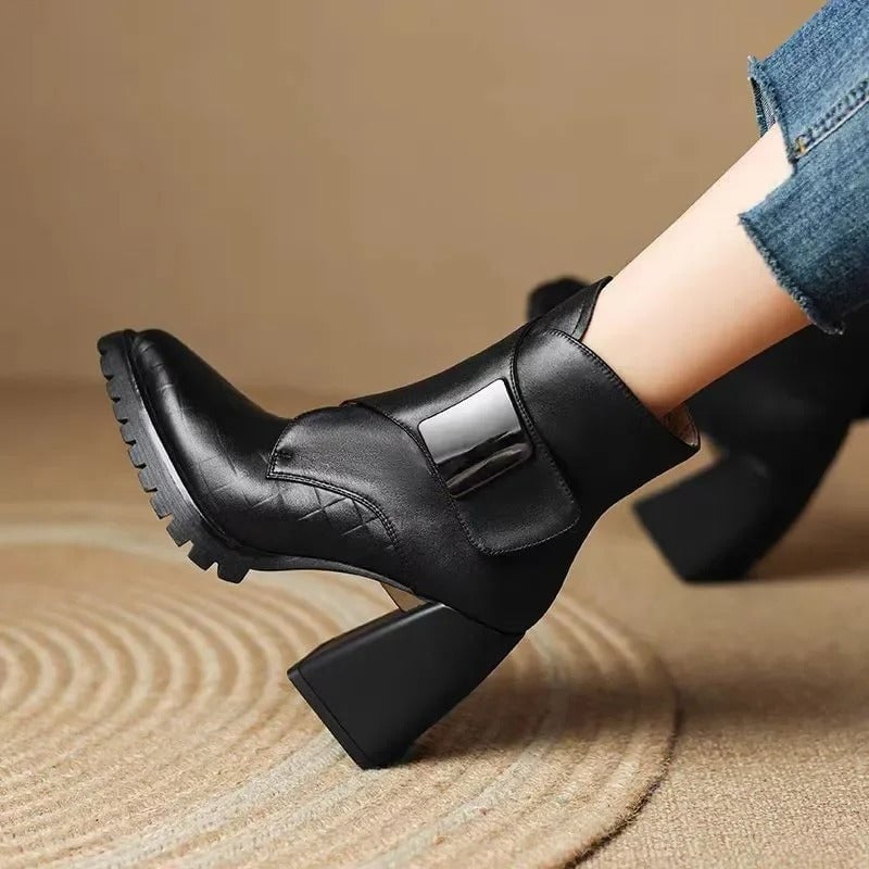 Florimay Aziel boots in black shown from the front on a clean background