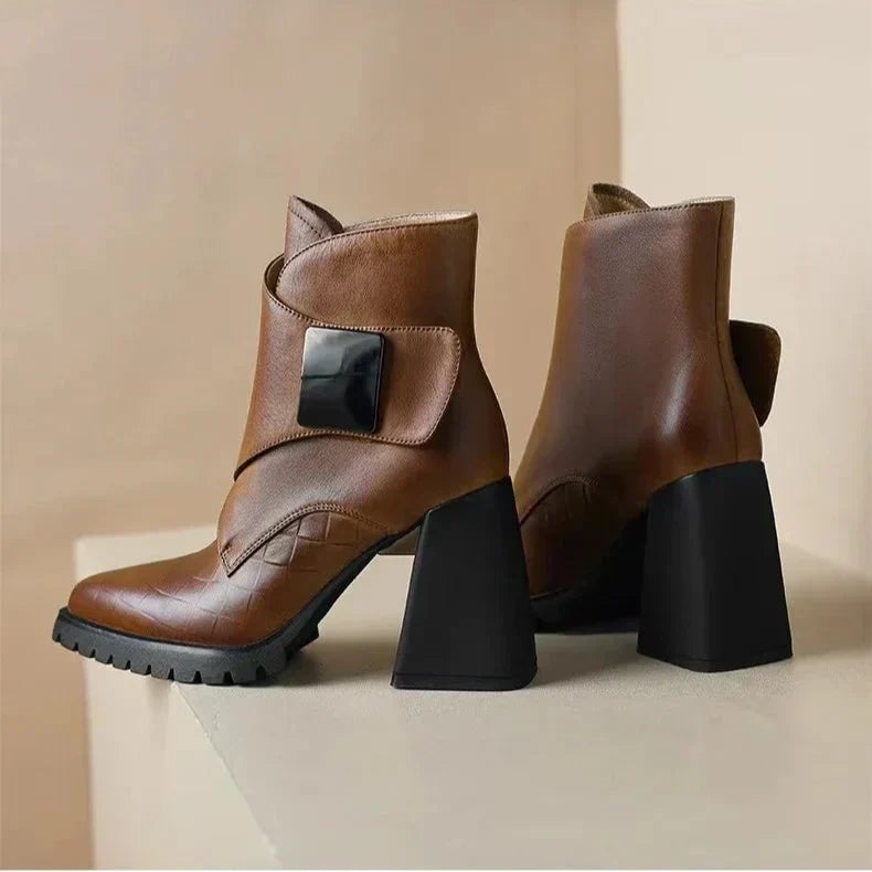 Florimay Aziel boots in brown highlighting the supportive sole detail
