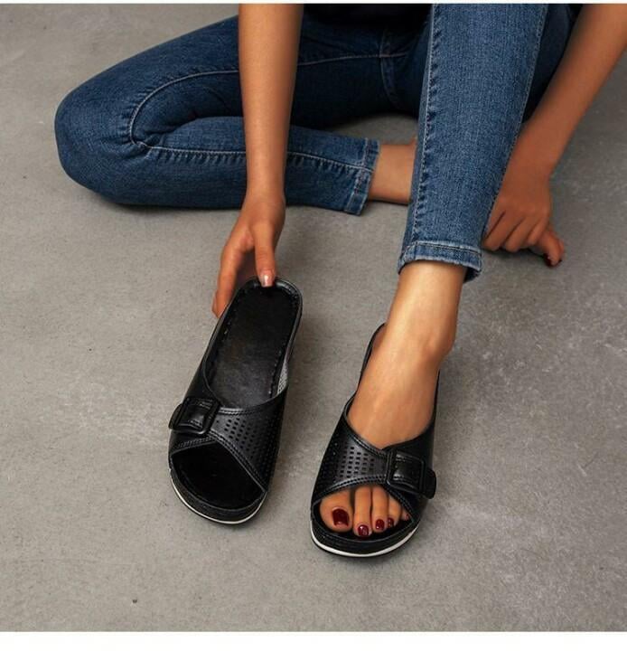 Babette orthopedic flat sandal in dark blue shown from the side highlighting the contoured footbed