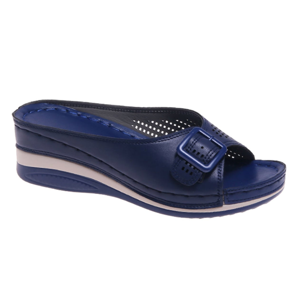 Babette orthopedic flat sandal in dark blue close-up of strap buckle and detailing