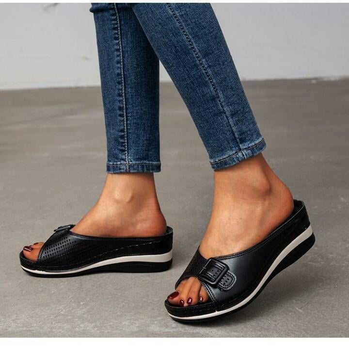 Babette orthopedic flat sandal in black sole detail on white background