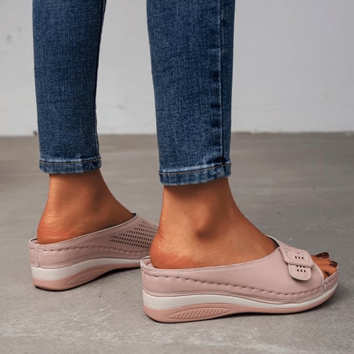 Babette orthopedic flat sandal in pink sole detail on white background