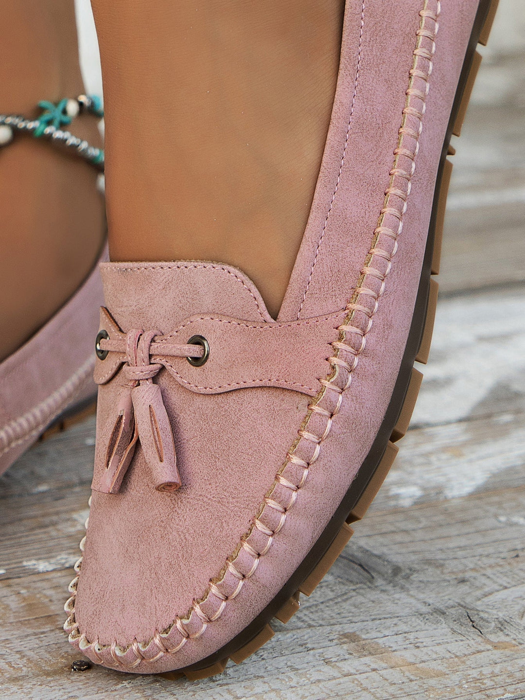 Size chart detail shot showing US women's sizing from 5.5 to 9 for comfort bow loafers