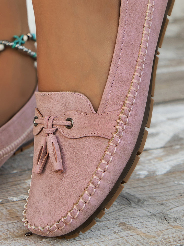 Size chart detail shot showing US women's sizing from 5.5 to 9 for comfort bow loafers