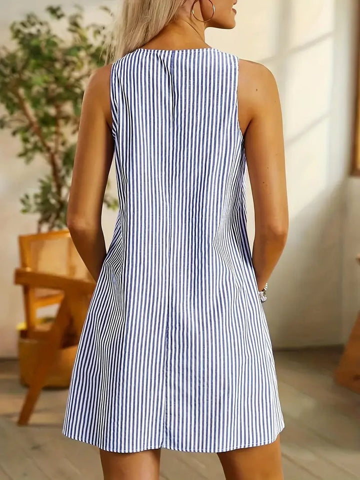 Detail shot of the functional side pocket on the striped summer dress