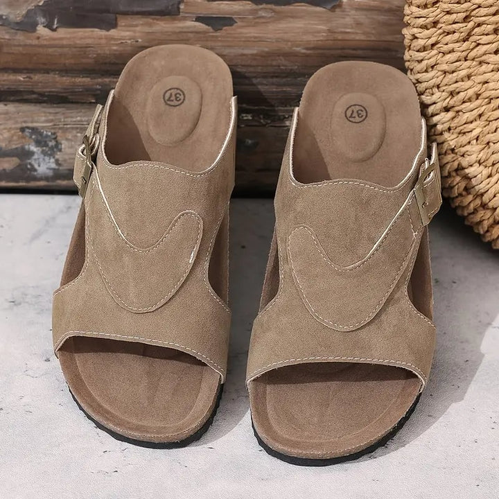 Calliope flat sandal in beige, close-up of non-slip outsole