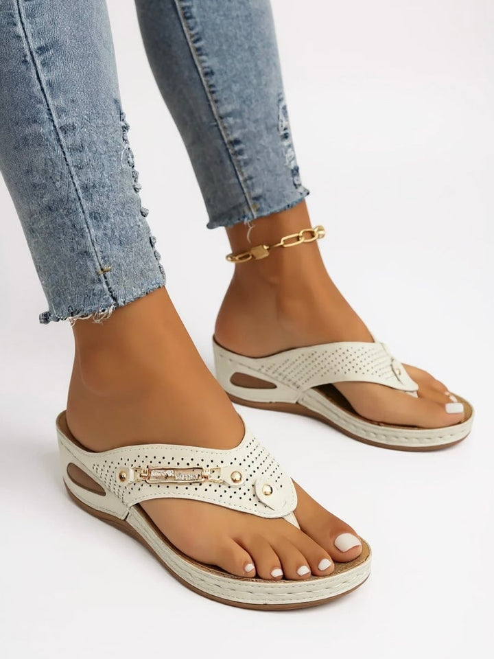 Close-up of Carmen sandal cushioned insole and shock-absorbing sole detail