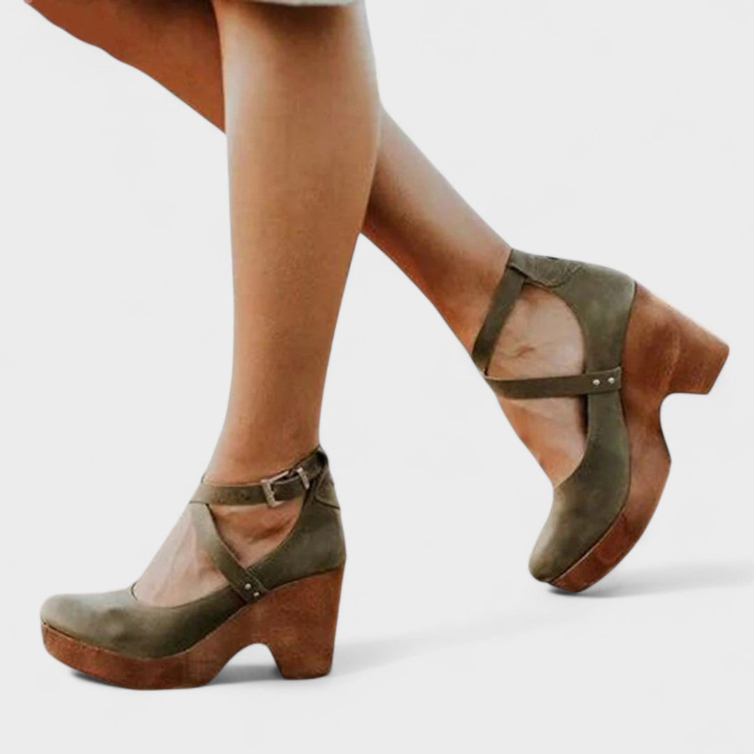 Catalina orthopedic sandal in khaki styled with casual summer outfit