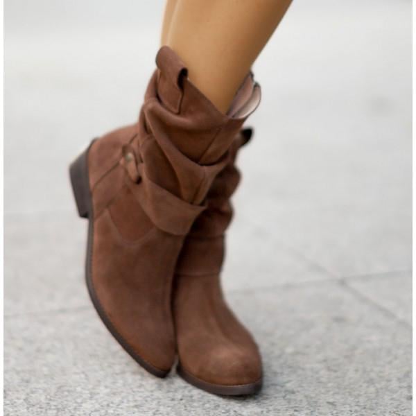 Close-up of the stretchable upper material on Eileen ankle boots in Suede Beige