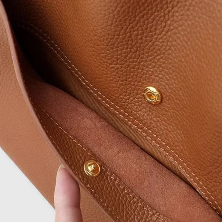 Eirunn structured handbag in black showing spacious main compartment and sleek silhouette