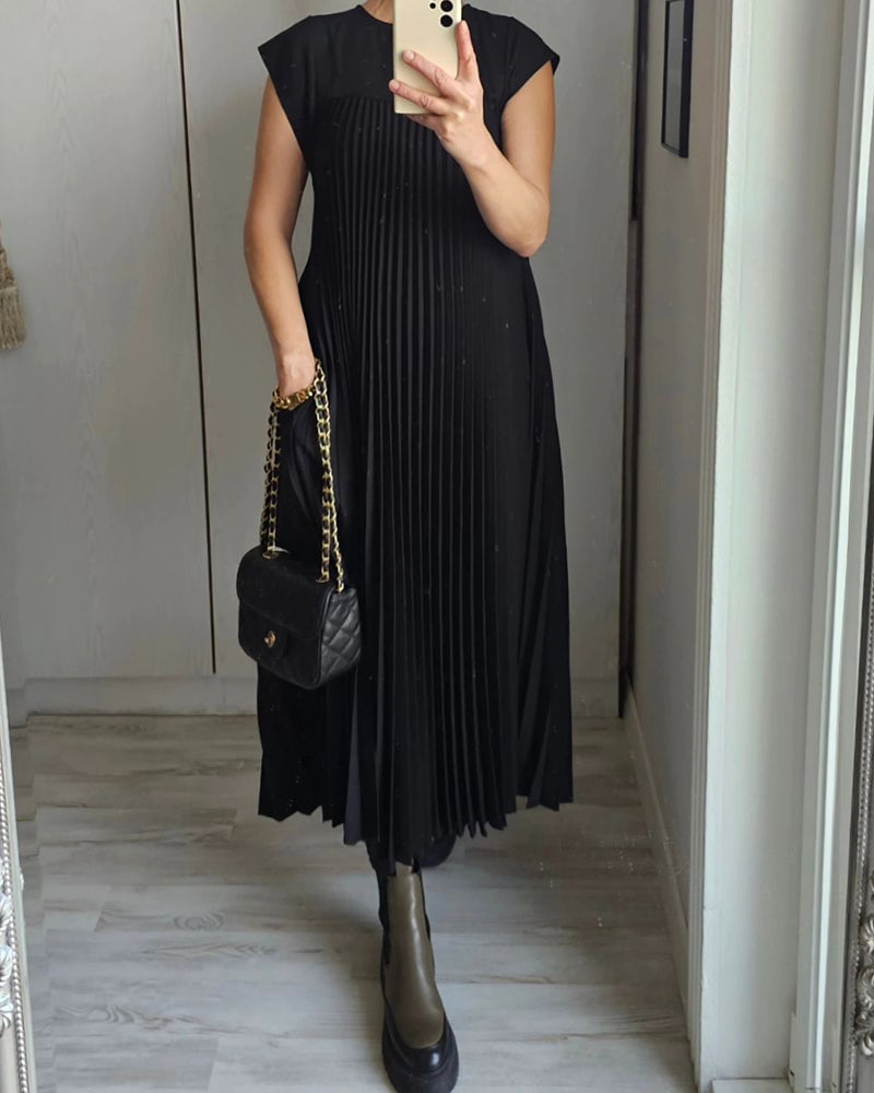 Detail of the waistline on the Fern flowy pleated maxi dress in grey