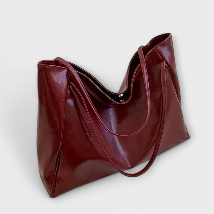 Freydis handbag in black styled with a casual outfit