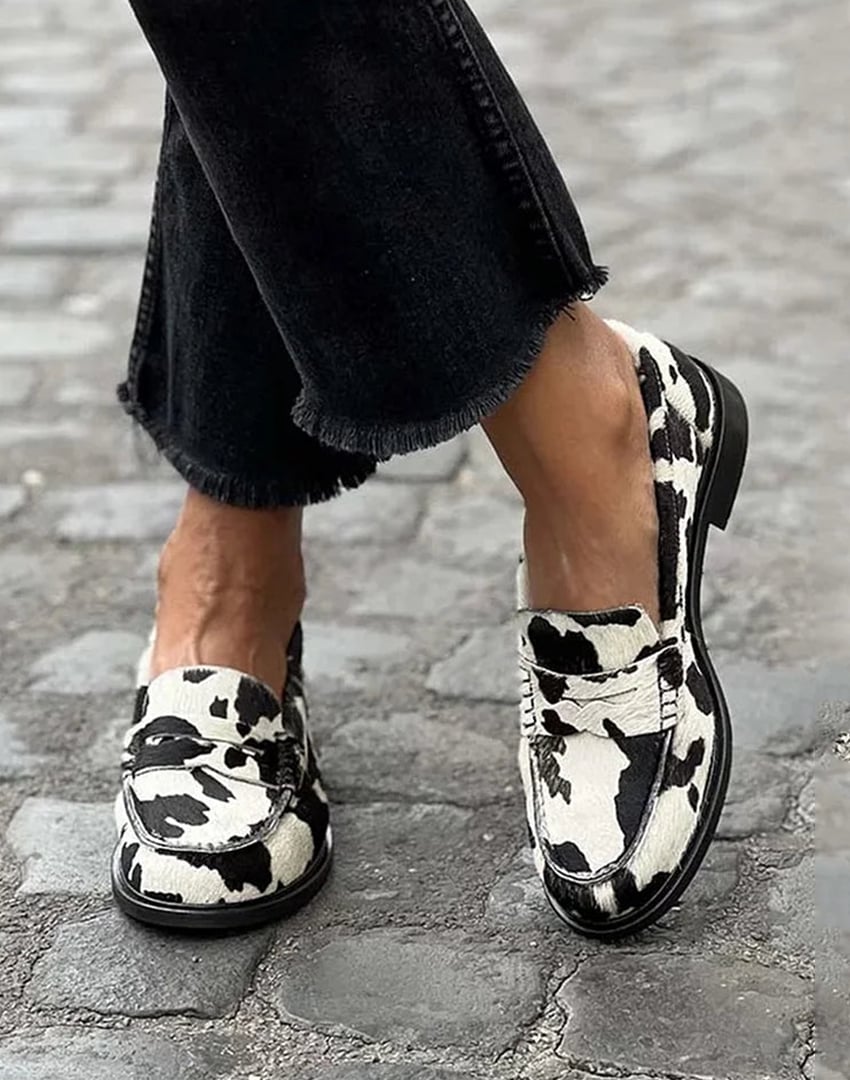 Giselle classic loafers in black and white with a sleek silhouette and refined detailing, shown from a front angle