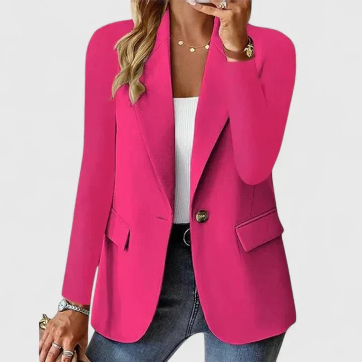 Woman wearing the Grace elegant blazer in pink with a tailored silhouette and structured shoulders