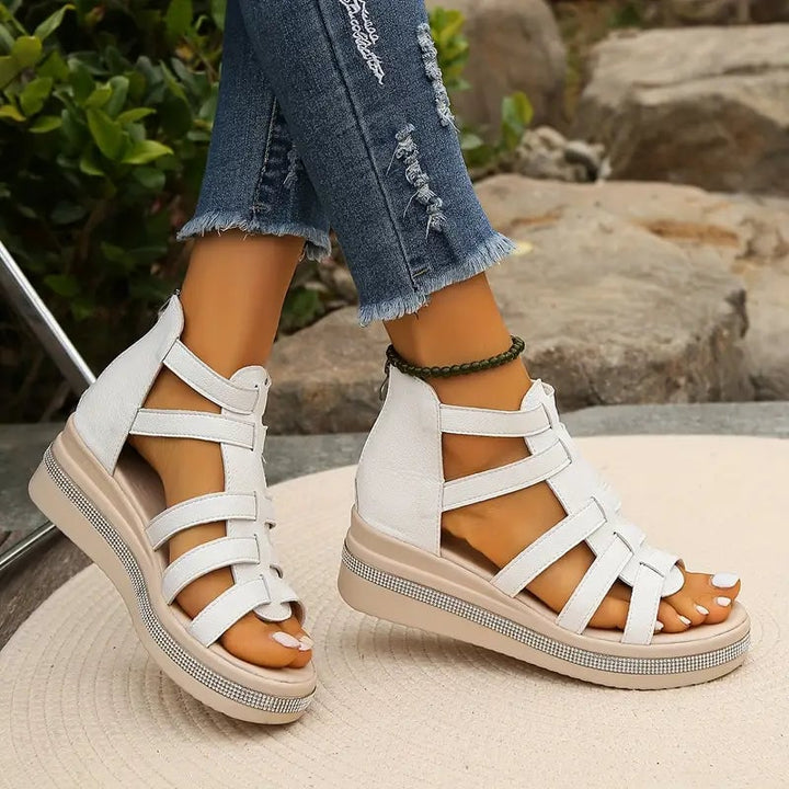 Side profile of Hannah beige sandal highlighting the 4 cm reinforced heel