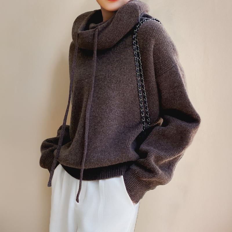 Luna hoodie in green paired with leggings for a relaxed weekend outfit