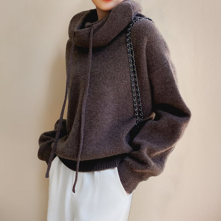 Luna hoodie in green paired with leggings for a relaxed weekend outfit
