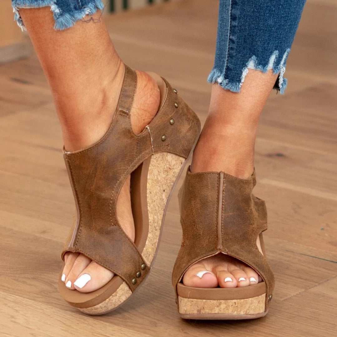 Sole and wedge heel detail of Linda suede sandals in brown