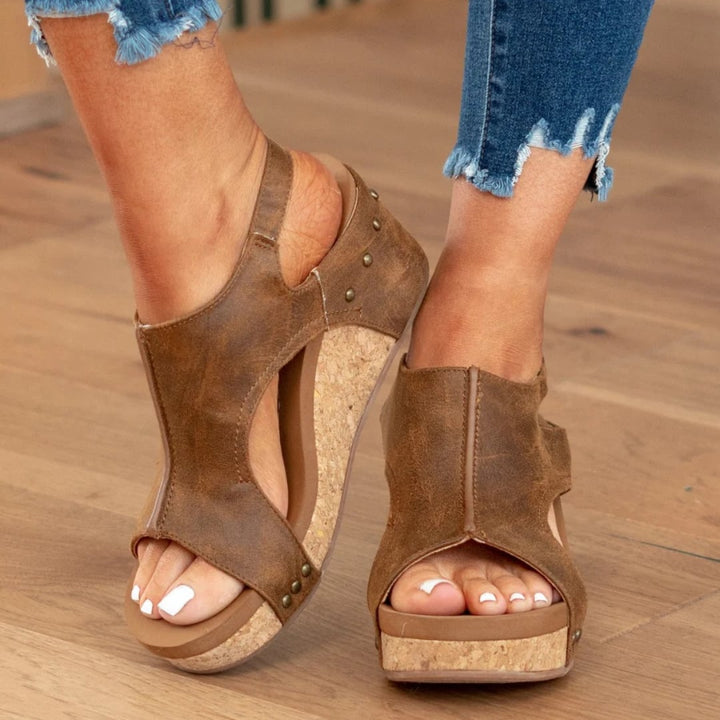 Sole and wedge heel detail of Linda suede sandals in brown