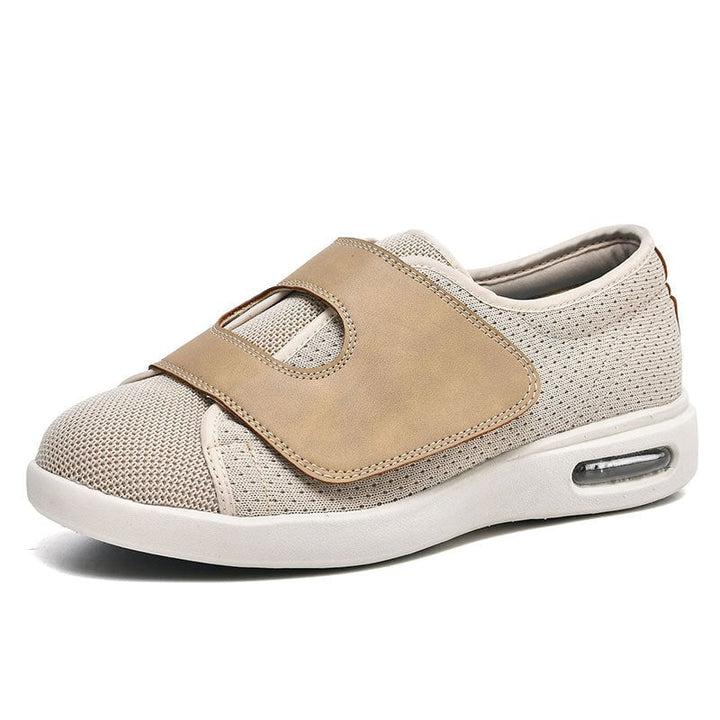 Magnus men's walking shoes in black colorway displayed on neutral background