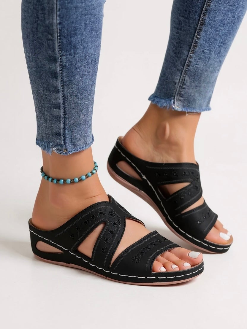 Side profile of Margaux women's cushioned sandals in green showing flexible sole