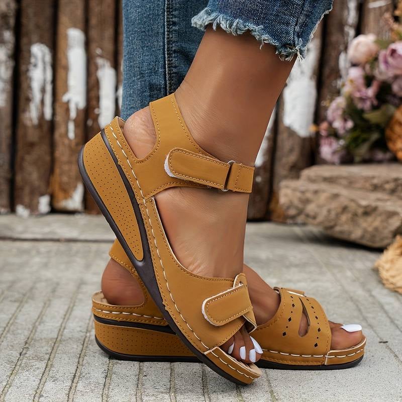 Woman wearing Margaux orthopedic sandals in beige paired with cropped jeans