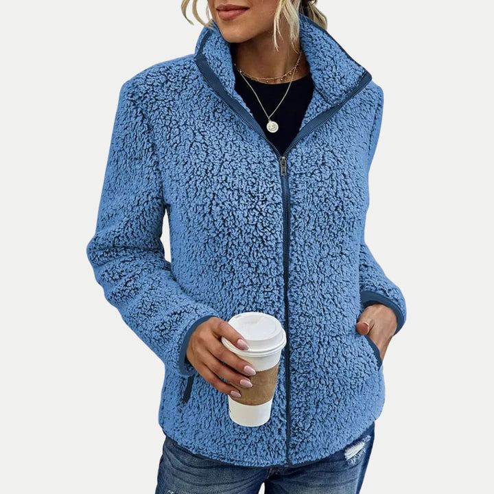 Woman wearing the Marsha elegant casual jacket in a soft neutral tone, styled with jeans for a relaxed everyday look