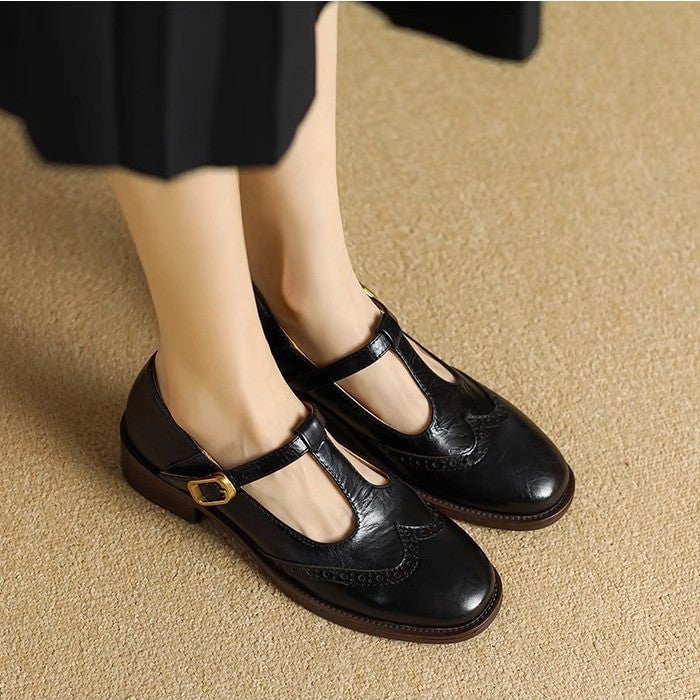 Nadine beige leather Mary Jane shoes, close-up of brogue perforated toe cap detail