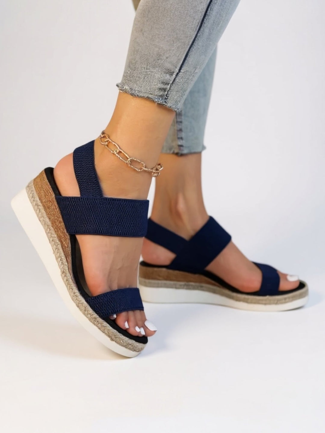 Close-up of the Neve sandal's cushioned insole and platform sole in black