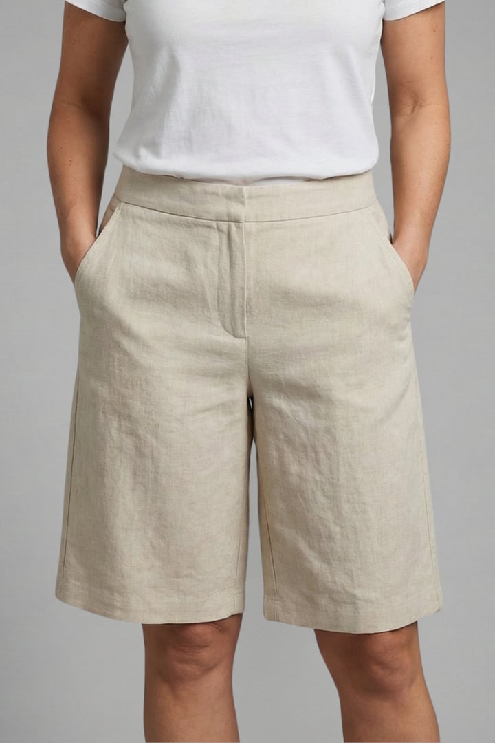 Octavia knee length shorts in green showing side pocket detail