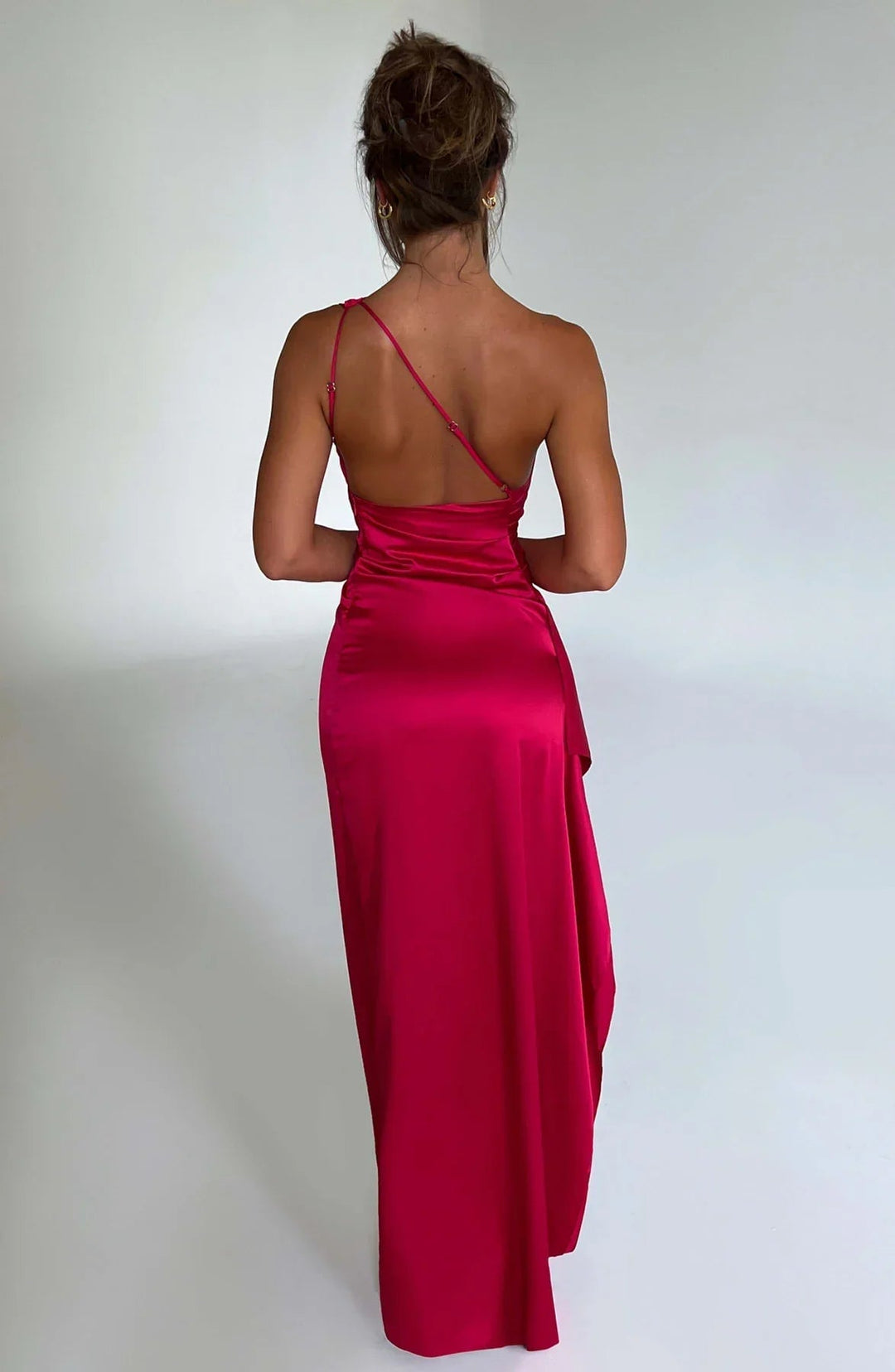 Beige one-shoulder maxi evening dress with fitted silhouette and high slit