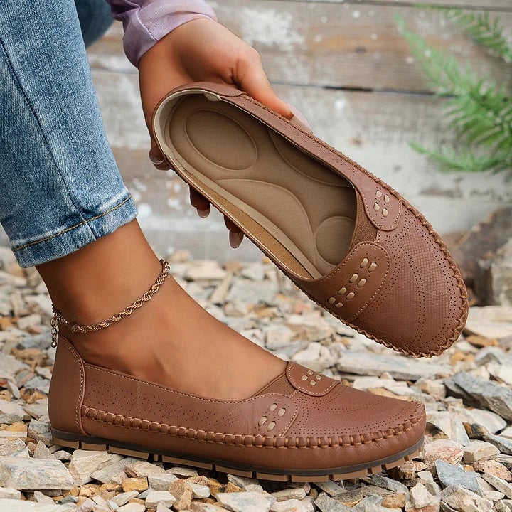 Detail shot of Paulette flat cushioned insole in beige colorway