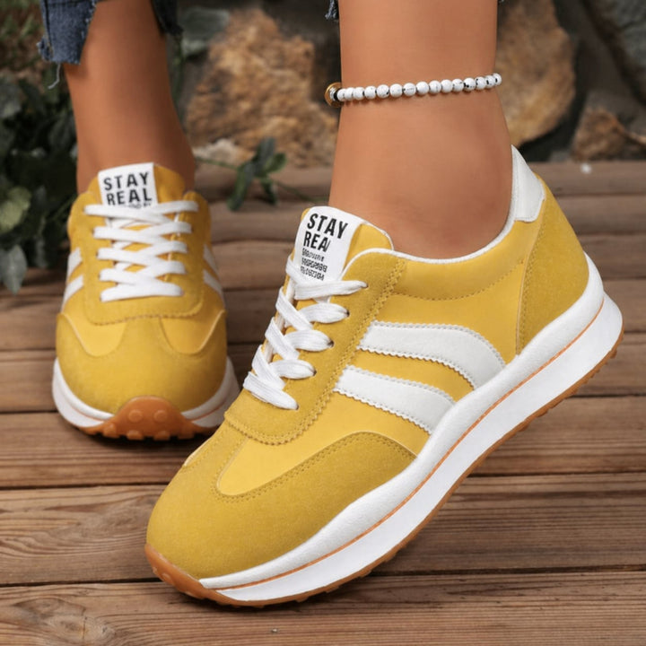 Reeve retro platform sneakers in brown, close-up of suede-look textured upper and gum rubber outsole