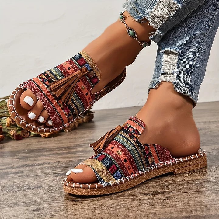 Robin flat sandals in style 3 color option, angled view