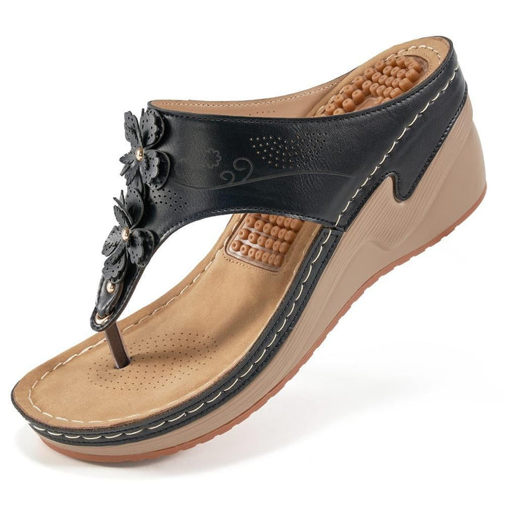 Saffron orthopedic sandal in black, versatile everyday style on a clean background
