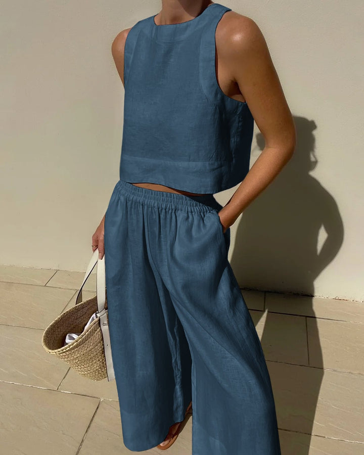 Salina linen-look set in navy blue, three-quarter view on model