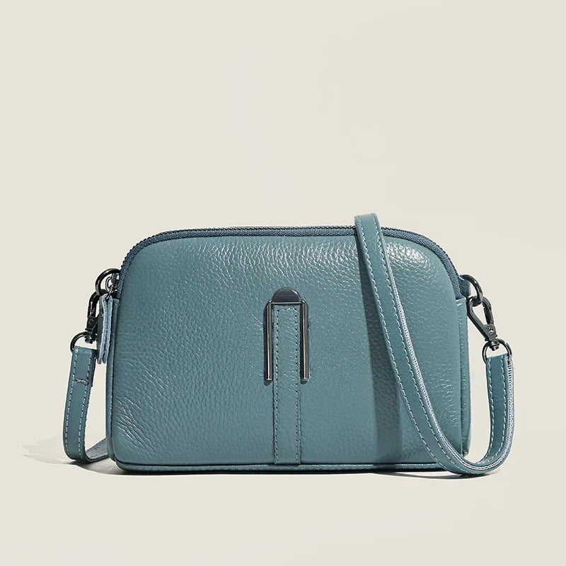 Selinde shoulder bag in black against a neutral background