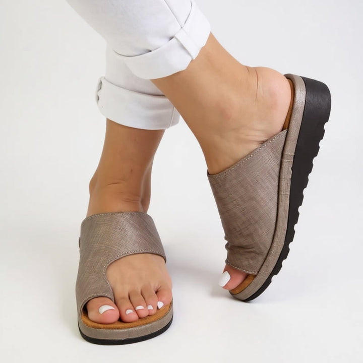 Side profile of the Suki cushioned sandal highlighting the contoured orthopedic footbed