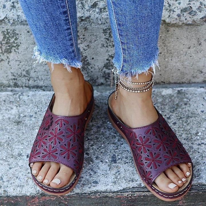 Vanilla orthopedic flat sandals in brown with adjustable straps, top-down view