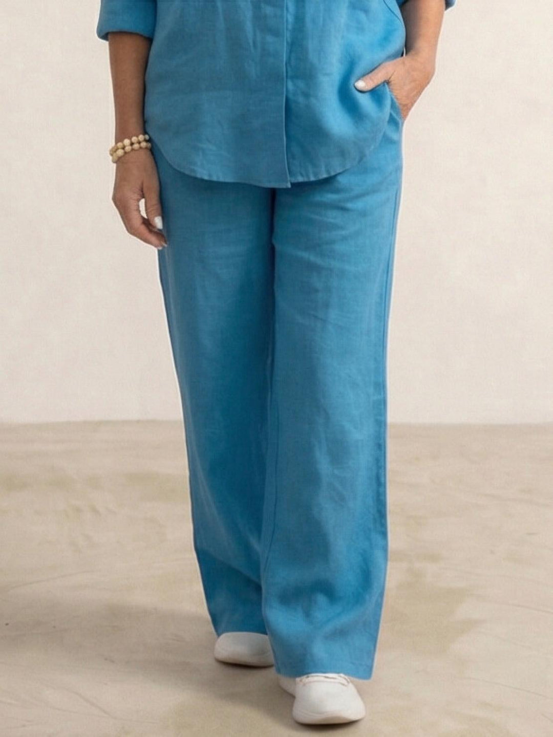 Vivian gray set paired with a structured handbag for a smart-casual look