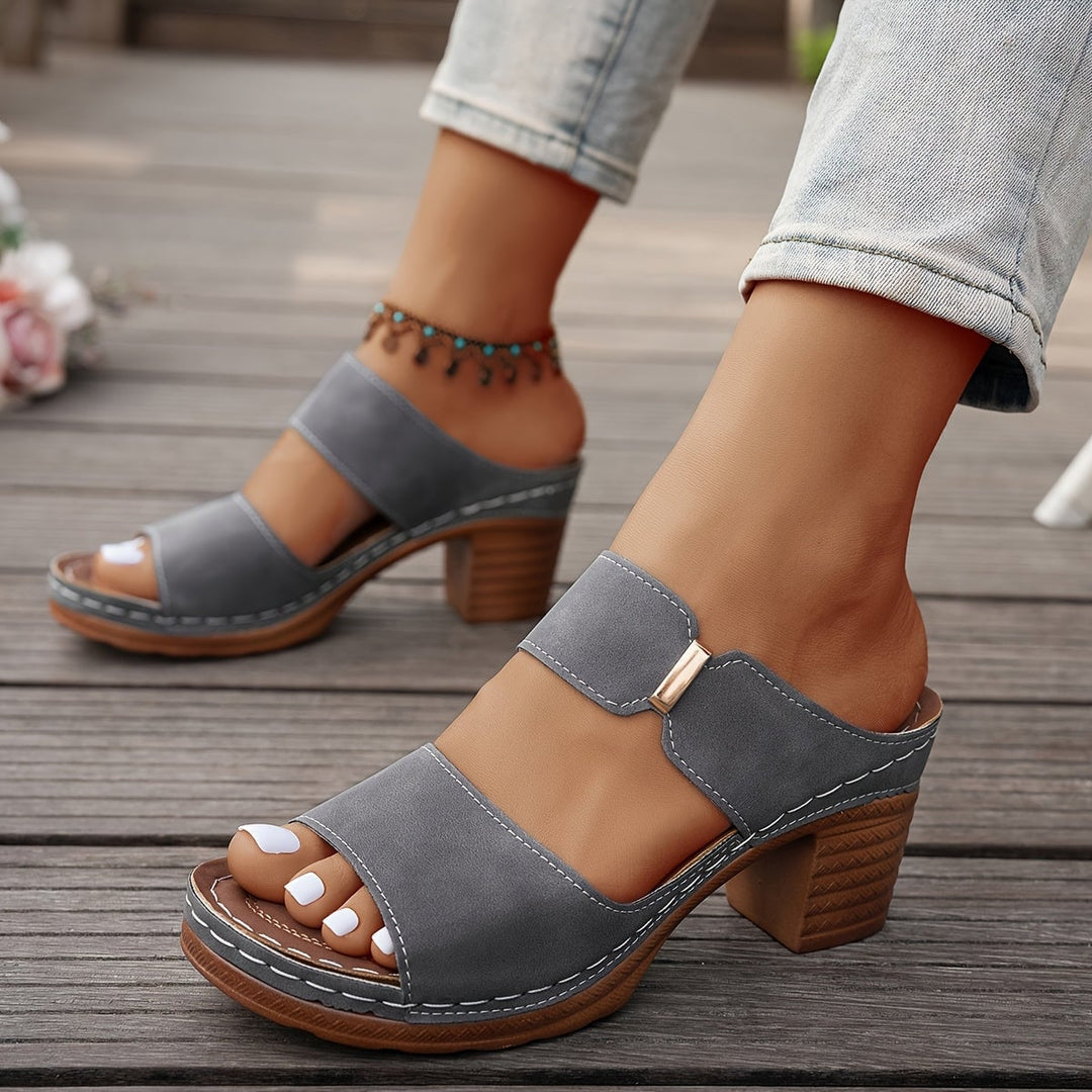 Zelda women's sandal in gray, sole and heel detail