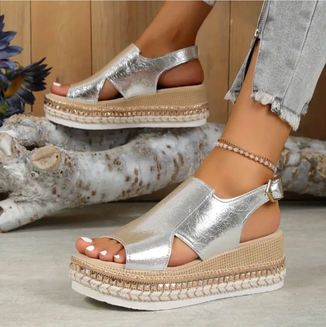 Close-up of Zinnia sandal contoured footbed and cushioned insole detail
